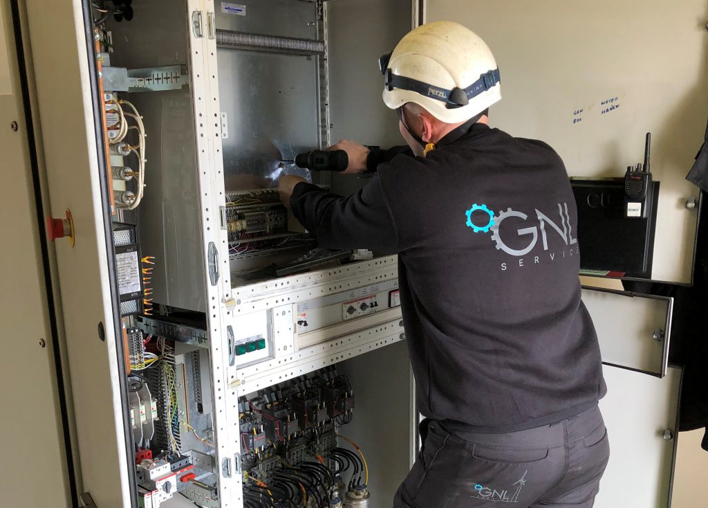 GNL Service tekniker installerer DEIF controller